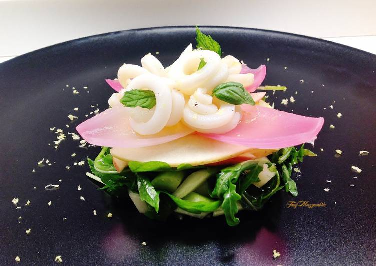 Seppie con mele golden, cipolla di Tropea e insalatina di rucola e sedano