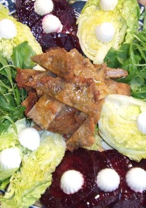 Foto principal de Ensalada de cogollos de lechuga con milanesas y brotes de rúcula