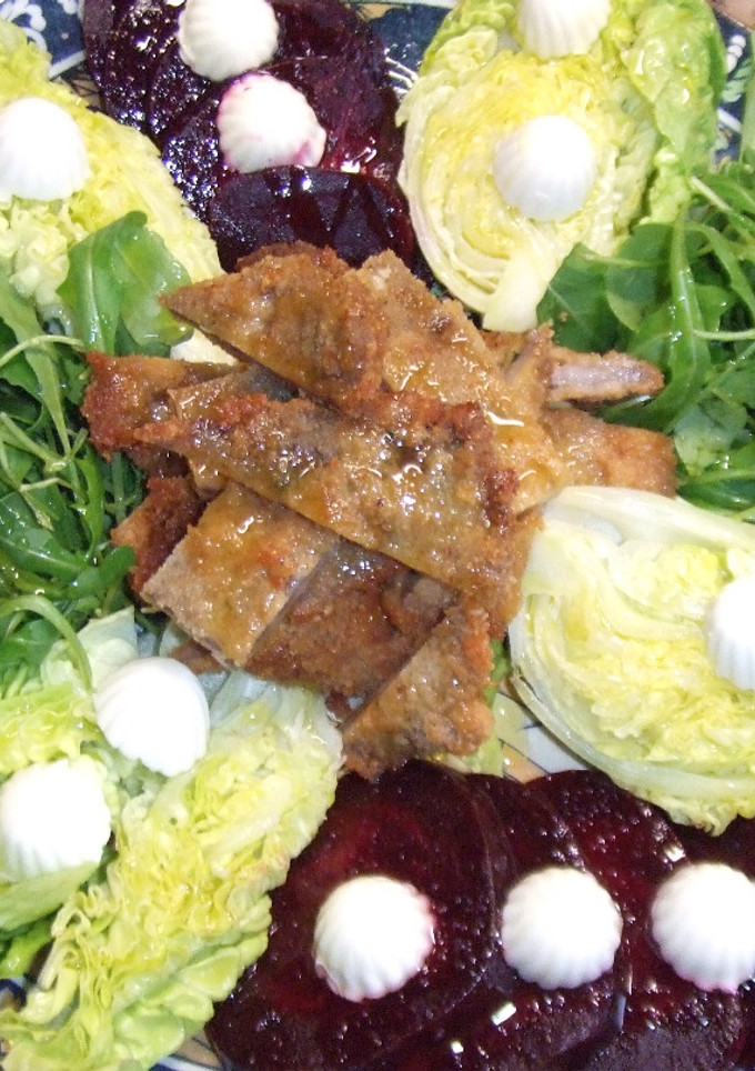 Una foto de Ensalada de cogollos de lechuga con milanesas y brotes de rúcula