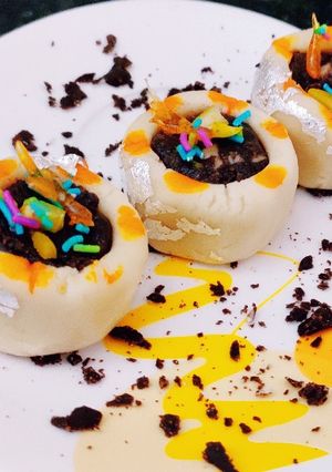 A picture of Kaju chocolate cups.