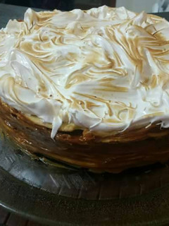 Una foto de Rogel de dulce de leche