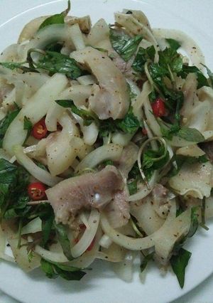 Hình của món Tai mui (heo) bóp chua.