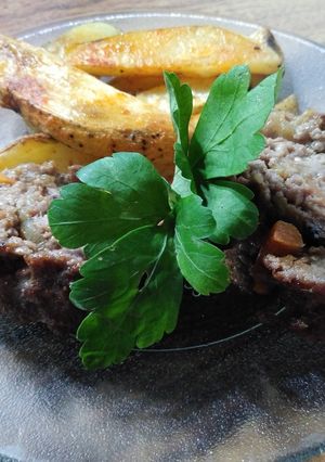 Una foto de Pan de carne con verduras y papas rústicas