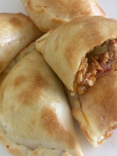 Una foto de Empanadas de Pollo, Chorizos Argentinos y Queso