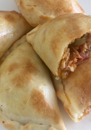 Una foto de Empanadas de Pollo, Chorizos Argentinos y Queso