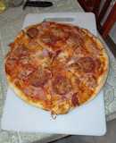 Szalámis, sonkás, sajtos pizza 🍕