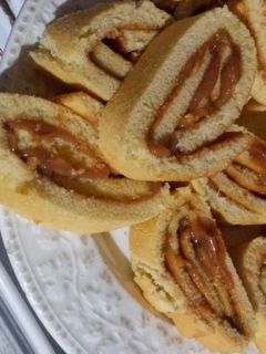 Una foto de Masa de pionono dulce con relleno de dulce de leche