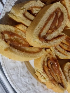 Una foto de Masa de pionono dulce con relleno de dulce de leche
