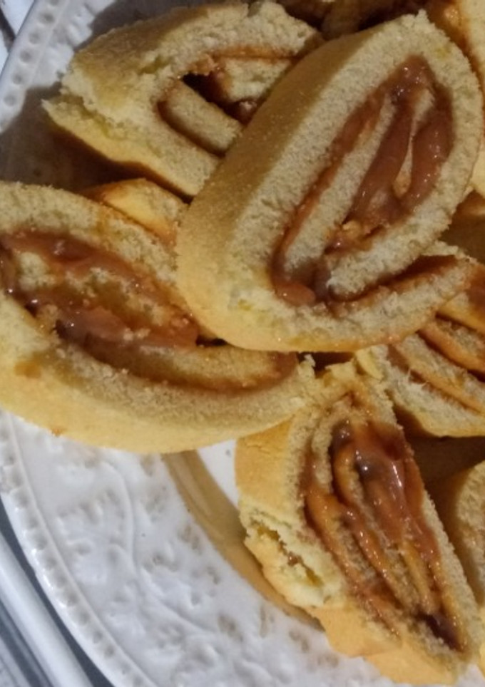 Una foto de Masa de pionono dulce con relleno de dulce de leche