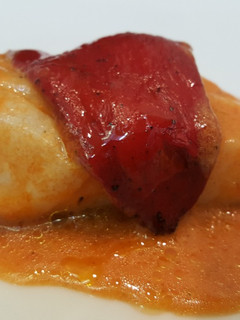 Una foto de Bacalao con salsa al pilpil con sabor a pimiento rojo