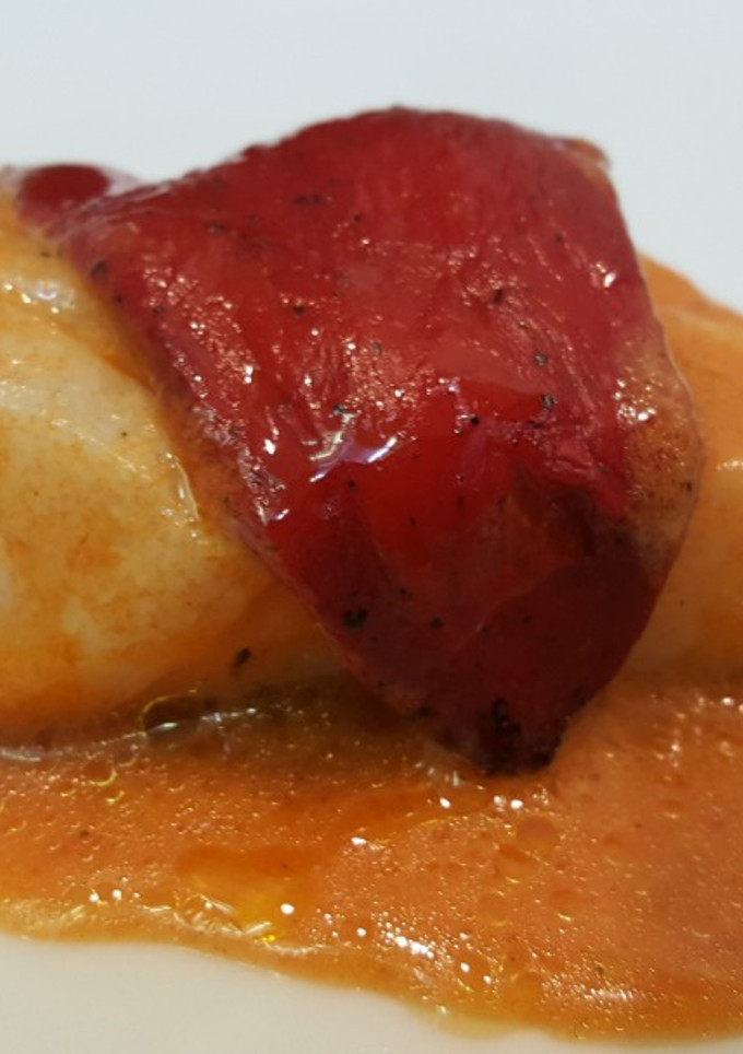 Una foto de Bacalao con salsa al pilpil con sabor a pimiento rojo