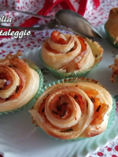 Foto di Fiori di sfoglia salmone e taleggio