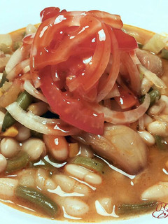 Una foto de Alubias veganas, con cebollas maceradas en salsa thai