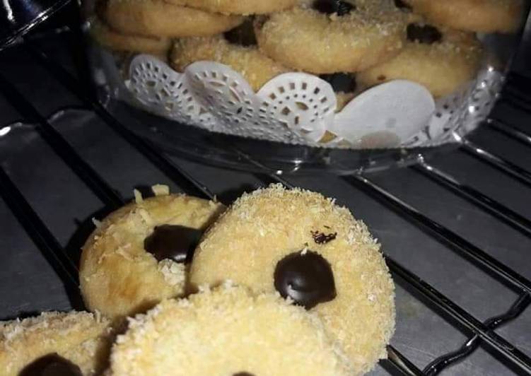 Cara Gampang Menyiapkan Thumbprint Choco coconut, Bisa Manjain Lidah