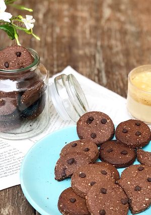 A picture of Healthy chocolate chip cookies.