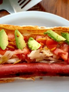 Una foto de Súper pancho con salchichas alemanas y chucrut casero