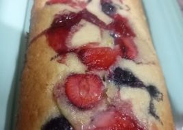 Budín de limón con frutos rojos