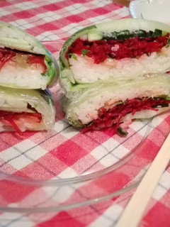 Una foto de Onigirazu de lechuga