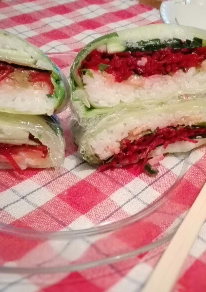 Una foto de Onigirazu de lechuga