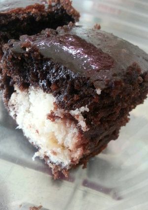 صورة لوصفة كيكة الشوكولاتة بكرات جوز الهند 😍