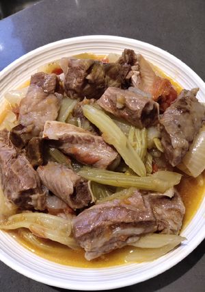 A picture of Beef Stew with Celery and Tomato.