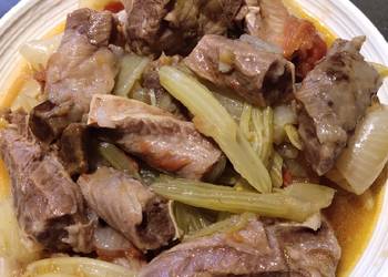 How to Make Appetizing Beef Stew with Celery and Tomato