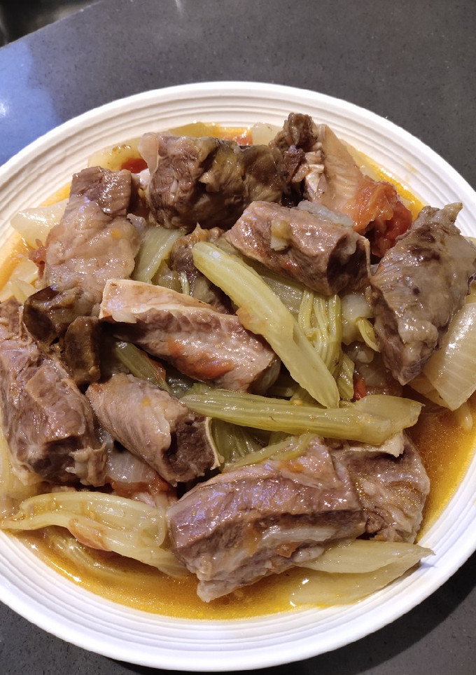 A picture of Beef Stew with Celery and Tomato.