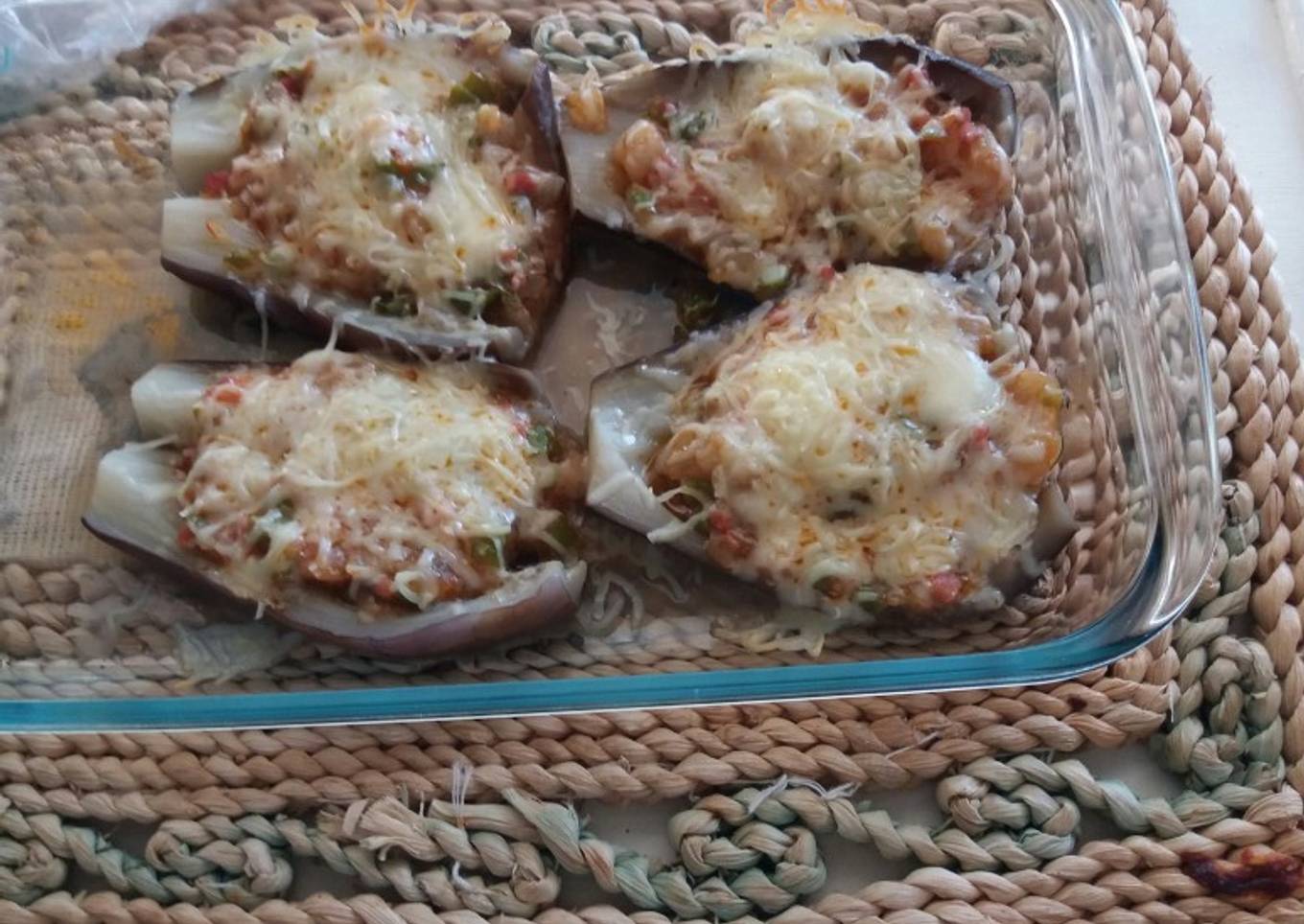 Berenjenas rellenas de verduritas, tomate y jamón