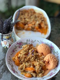 O poză a rețetei Crumble cu caise și lavandă.