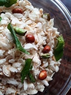 तळलेला पांढरा खमंग चिवडा (khamang chiwda recipe in marathi) रेसिपी चे मुख्य फोटो