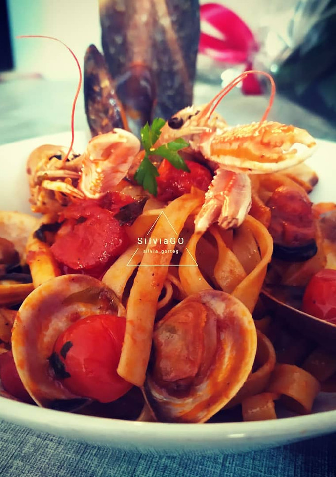 Una foto de Tagliatelle/tallarines frutti di mare