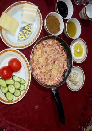 صورة لوصفة بيض مع السجق والجبنه