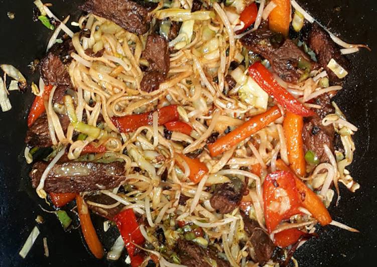 Spicy wok med grøntsager og oksekød