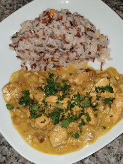 Una foto de Pavo con leche de coco, curry, piña y sorpresa