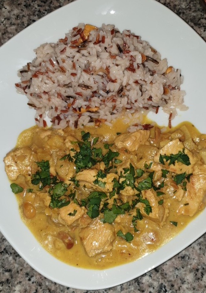 Una foto de Pavo con leche de coco, curry, piña y sorpresa
