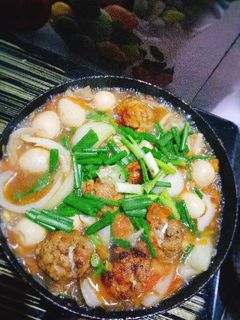 Hình của món Thịt cá bọc trứng cút sốt cà chua hành tây.