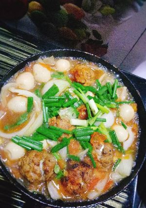 Hình của món Thịt cá bọc trứng cút sốt cà chua hành tây.