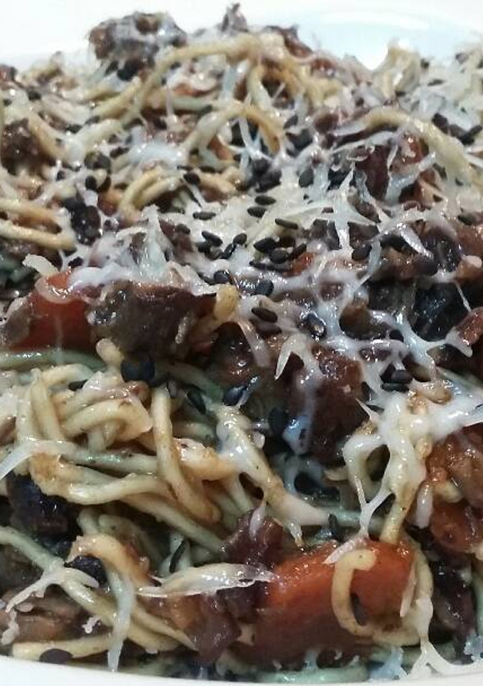 Una foto de Noodles con carrillera y parmesano