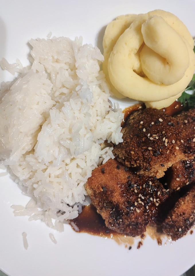 Una foto de Milanesas de merluza con salsa Teriyaki