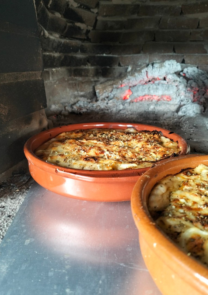 Una foto de Lasaña al horno de leña