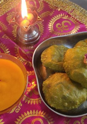 पालक पुरी रेसिपी (palak puri recipe in marathi) रेसिपी चे मुख्य फोटो 