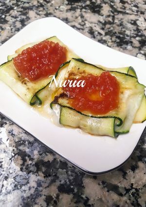 Una foto de Raviolis de calabacín relleno de queso de cabra y mermelada de tomate