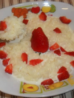 Una foto de Arroz con leche y frutillas
