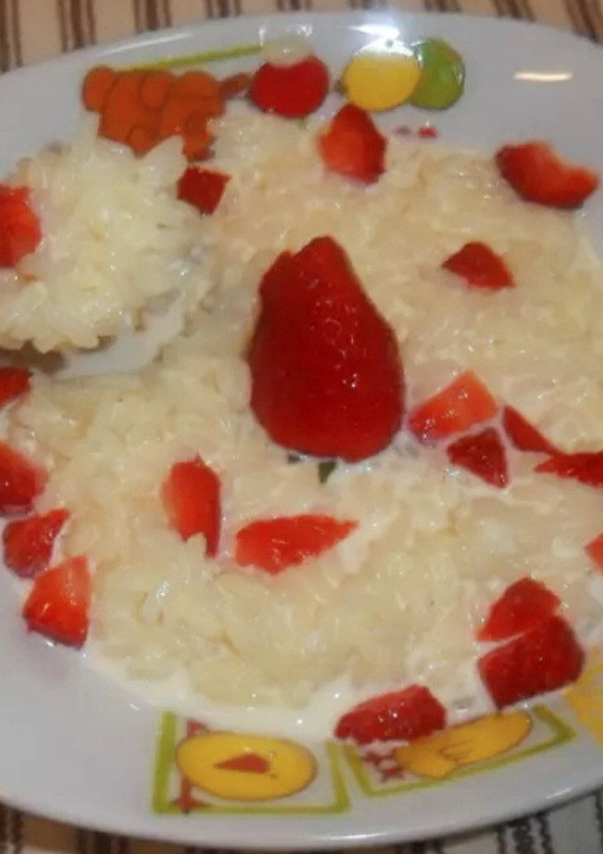 Una foto de Arroz con leche y frutillas