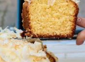 Una foto de Budín húmedo de coco y chocolate blanco