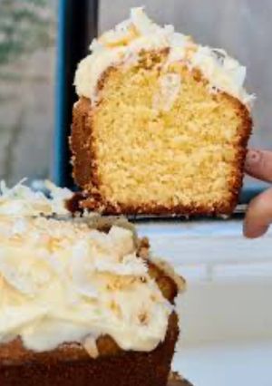 Una foto de Budín húmedo de coco y chocolate blanco
