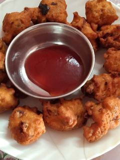 खिचड़ी के पकौड़े (khichdi ke pakode recipe in Hindi) रेसिपी मुख्य फोटो