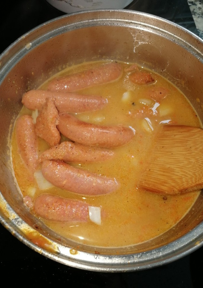 Una foto de Salchichas rojas frescas en salsa