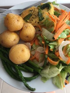 Una foto de Pollo con cúrcuma y 🥗
