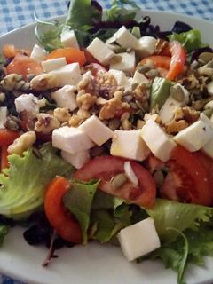 Una foto de Ensalada fresca con frutos secos